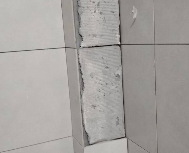 常州市瓷砖空鼓维修公司分享下瓷砖施工前基层浇水润湿程度不足，可能导致以下问题