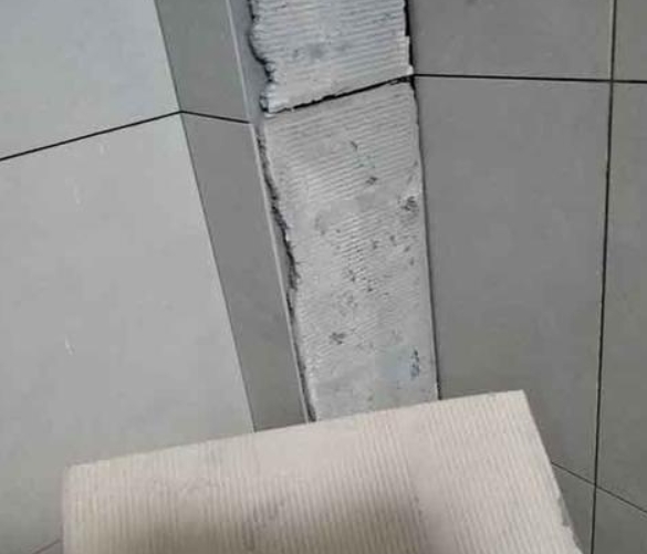 常州市瓷砖空鼓维修公司分享下厨房瓷砖脱落的补救措施。